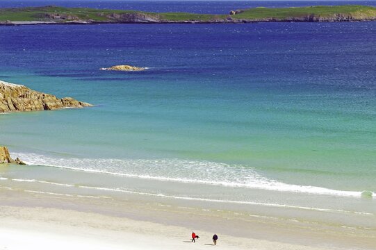 Wide almost deserted sandy beach, two people, rocks in the background, near Durness, Highlands, Scotland, Great Britain