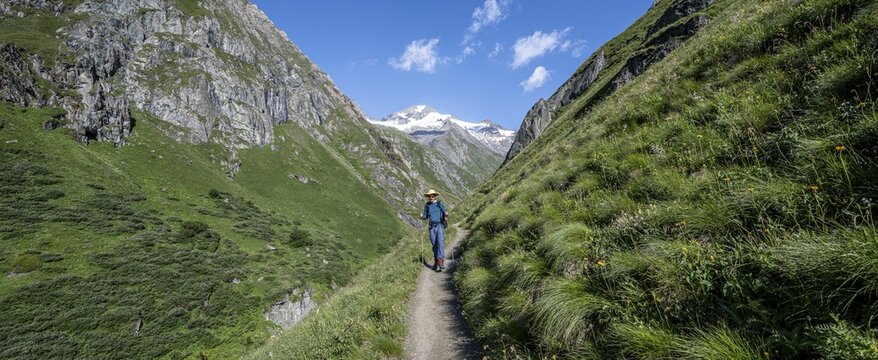 Mountaineer on hiking trail, Umbaltal, Venediger Group, Hohe Tauern National Park, East Tyrol, Tyrol, Austria