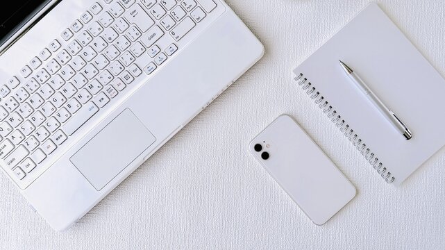 ノートパソコンとスマートフォンのミニマルなワークスペース