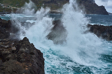 Obraz premium Waves on the volcanic Teno coast