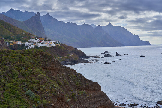 Alm&aacute;ciga village below Roque de las &Aacute;nimas
