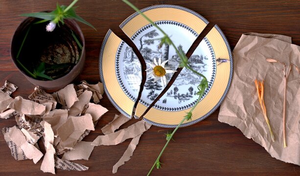A still life with a broken plate and dried flowers symbolizes the fragility of life and the breakdown of relationships.