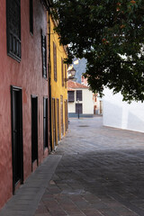 Fototapeta premium Traditional European street scene featuring vibrant multi-colored facades and dark wooden doors.