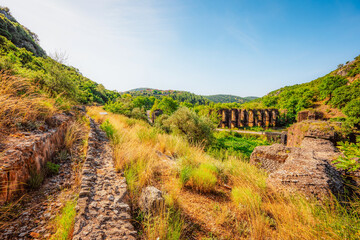Obraz premium The ancient aqueduct that provided water to Nikopolis.