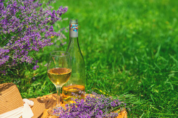 Obraz premium Wine in a lavender field. Selective focus.