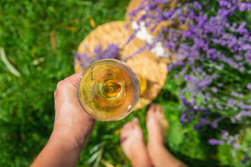 Obraz premium Wine in a lavender field. Selective focus.