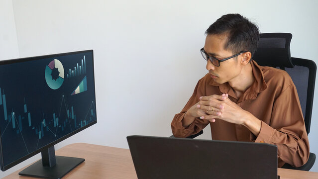 A businessman working from home, analyzing and planning investments, finances, returns on investment from interest rates and dividends, and analyzing business trends, setting income goals.