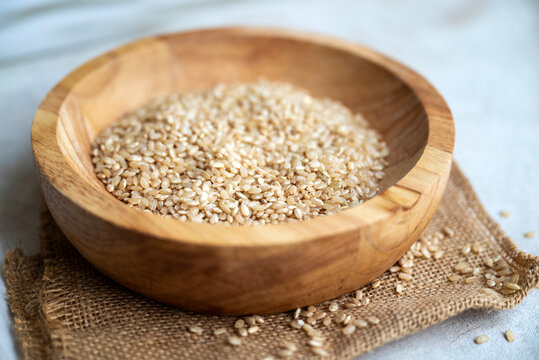  Brown rice in small linen sack