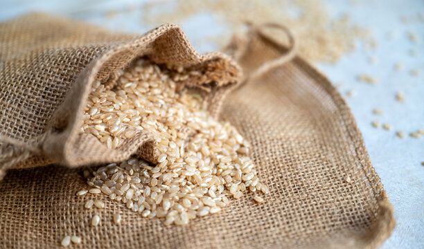  Brown rice in small linen sack