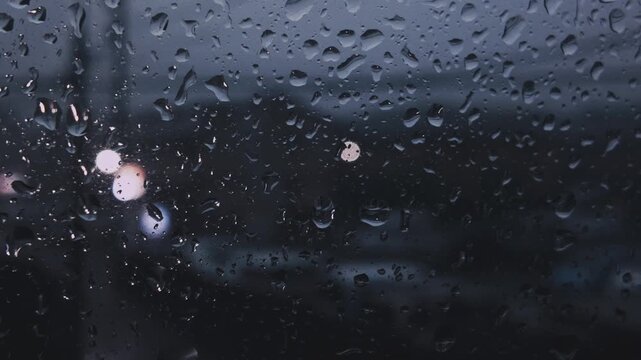  雨の日の窓ガラスについた水滴