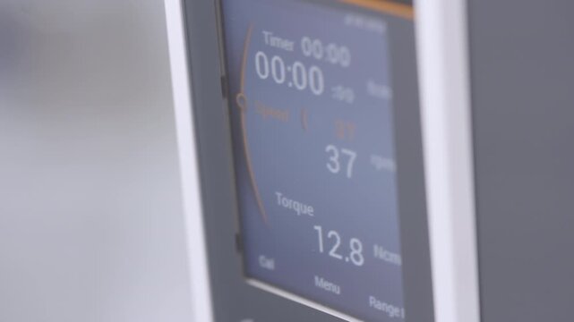 Plan with panning movement on electronic screen that displays numerical data: time, pressure, torque and technical units