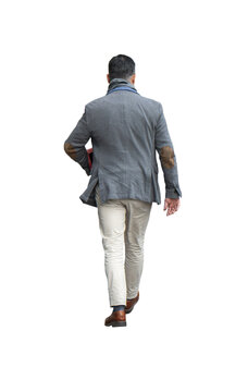 Homme &eacute;l&eacute;gant vu de dos marchant avec un blazer gris &agrave; coudi&egrave;res marron, &eacute;charpe grise et bleue, pantalon beige, chaussures en cuir marron et dossier sous le bras