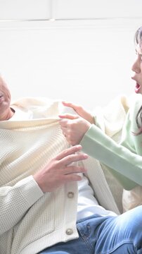 自宅で喧嘩をする顔の見えない日本人夫婦　夫婦関係の不和・口論・離婚などの家庭内トラブルの縦動画