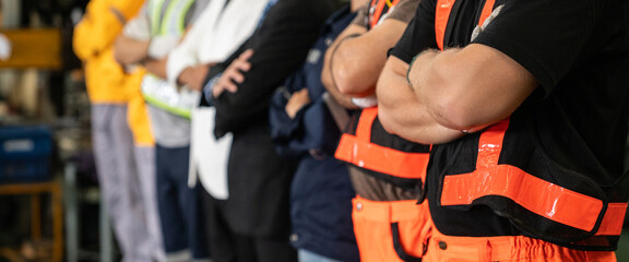 Obraz premium Profile view of diverse industrial team standing with arms crossed