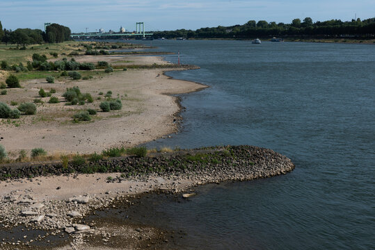 Der Rhein bei K&ouml;ln mit geringem Wasserpegel