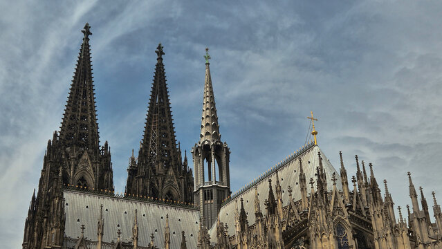die T&uuml;rme der K&ouml;lner Doms mit dem Vierungsturm