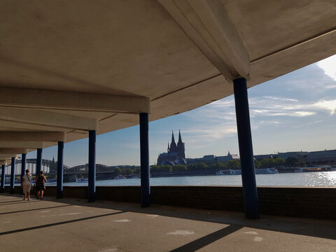 der K&ouml;lner Dom mit Rhein von der Deutzer Uferpromenade aus gesehen