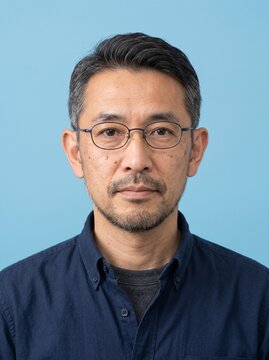 日本人中年男性の証明写真：日本の証明写真をイメージした、40代〜50代男性のバストアップポートレート。履歴書・マイナンバーカード・パスポート・運転免許証・社員証などのイメージ写真に最適