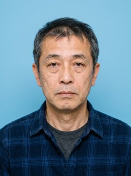 日本人中年男性の証明写真：日本の証明写真をイメージした、40代〜50代男性のバストアップポートレート。履歴書・マイナンバーカード・パスポート・運転免許証・社員証などのイメージ写真に最適