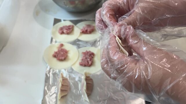 手作り餃子を作る手元