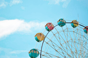 Ferris wheel on blue sky © Ryan