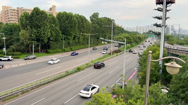 A view of the highway with active car traffic flow in a vibrant city