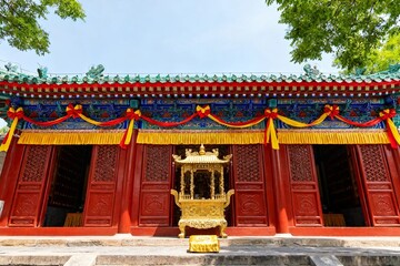 Obraz premium Traditional Chinese Temple FaÃ§ade with Ornate Roof and Golden Altar