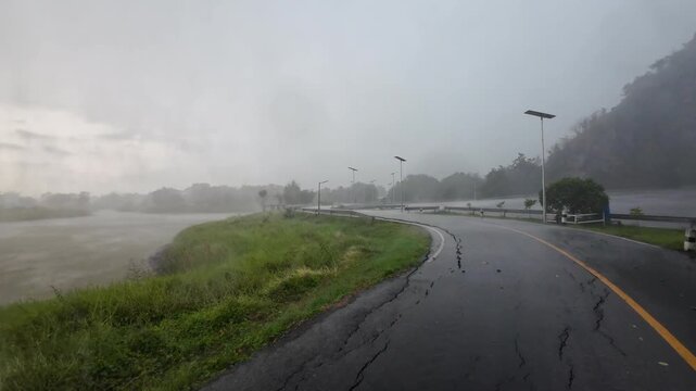 Heavy rain and strong winds swept through the streets and open areas in the countryside in the evening.