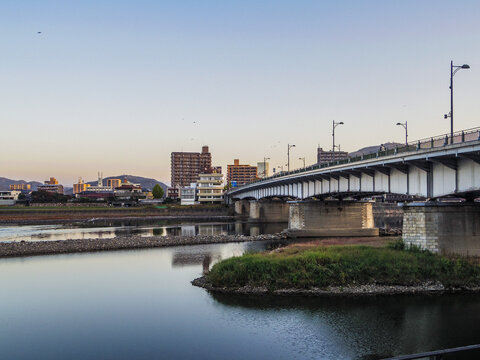 【岐阜県】長良川と岐阜市街地の夕暮れ