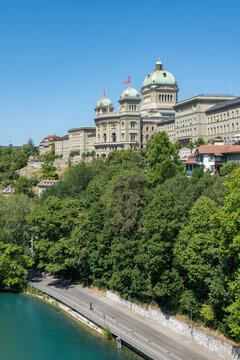 Palais f&eacute;d&eacute;ral de Berne avec vue sur la rivi&egrave;re Aar en Suisse