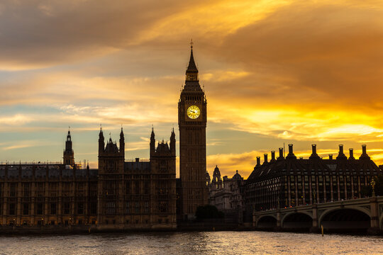 Palace of Westminster, Houses of Parliament with Big Ben clock tower and River Thames at sunset in Westminster, London, England, UK