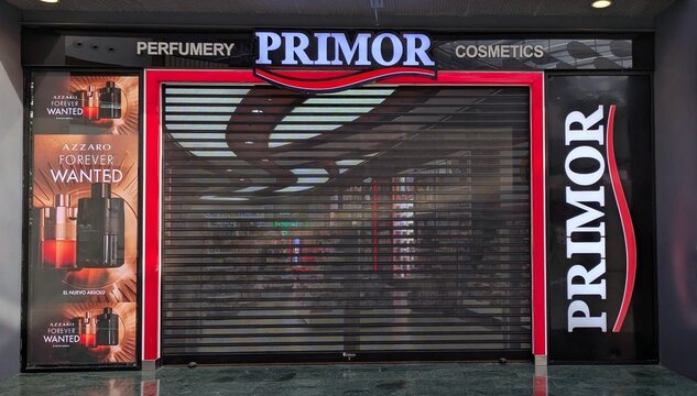 Entrada de tienda de cosm&eacute;tica Primor, con puerta cerrada con cierre met&aacute;lico y anuncios en los laterales, en centro comercial Islazul en Madrid, Espa&ntilde;a, 21 de mayo de 2026