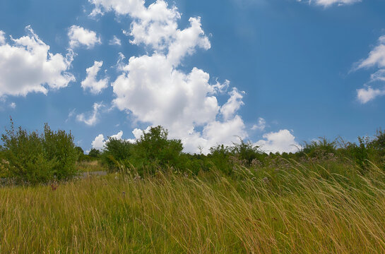 Ein strahlend blauer Himmel &uuml;ber dem Kronsberg und Hannover-Bemerode l&auml;dt ideal zu Outdoor-Aktivit&auml;ten ein