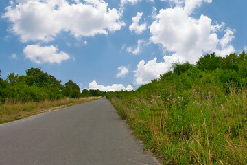 Fototapeta premium Ein strahlend blauer Himmel über dem Kronsberg und Hannover-Bemerode lädt ideal zu Outdoor-Aktivitäten ein