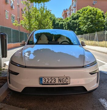 Vista frontal de un autom&oacute;vil deportivo Tesla Model Y aparcado en una calle de Madrid, Espa&ntilde;a, 21 de mayo de 2026