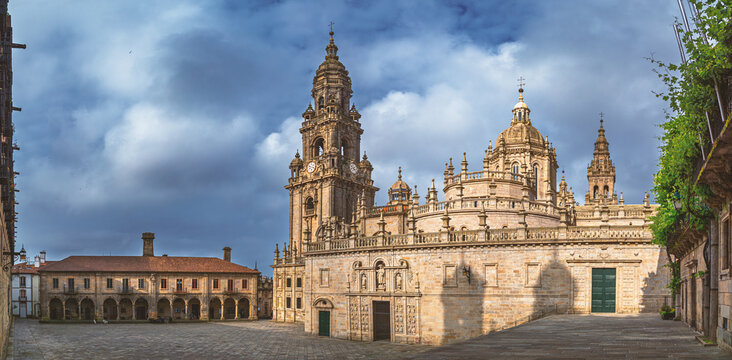 Puertas barrocas en la Plaza de la Quintana y Torre del Reloj en la Catedral de Santiago de Compostela