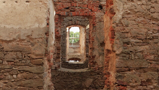 Rovine di un castello, vecchie mura Castello Krzyztop&ograve;r Polonia