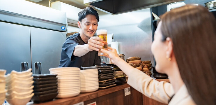 ビールを渡す男性