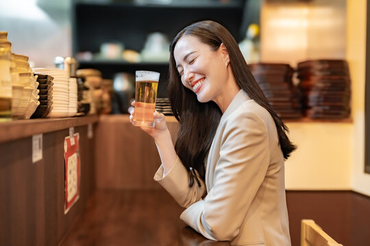 ビールを持つ女性