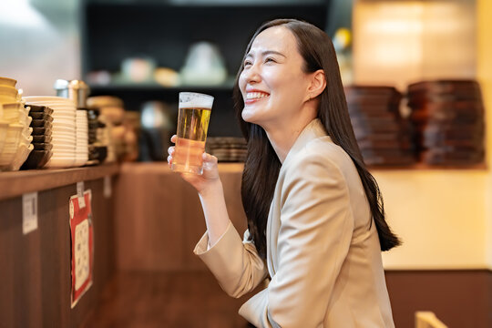 ビールを持つ女性