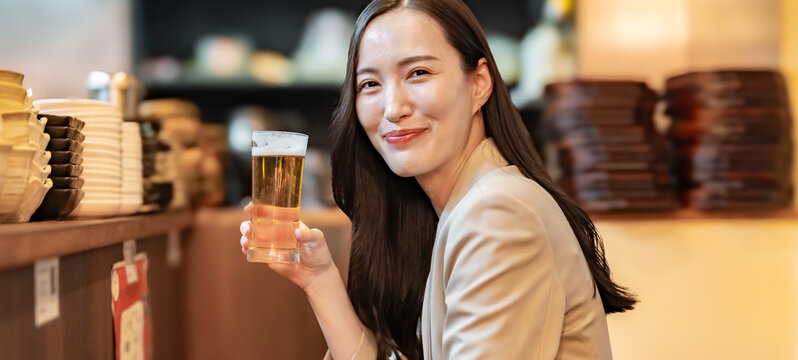 ビールを持つ女性