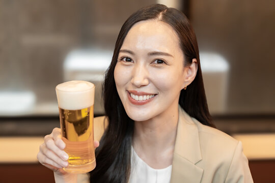 ビールを持つ女性