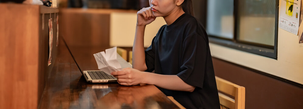 レシートを見てパソコンに入力する女性