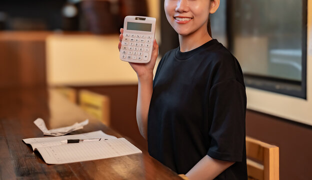 電卓を見せる女性