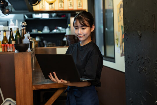 パソコンを見る女性