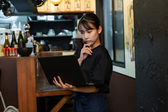 パソコンを見る女性