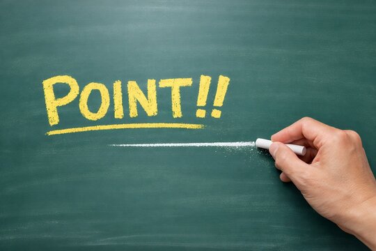 黒板に「Point!!」と書き重要な点をチョークで強調するビジネスシーン