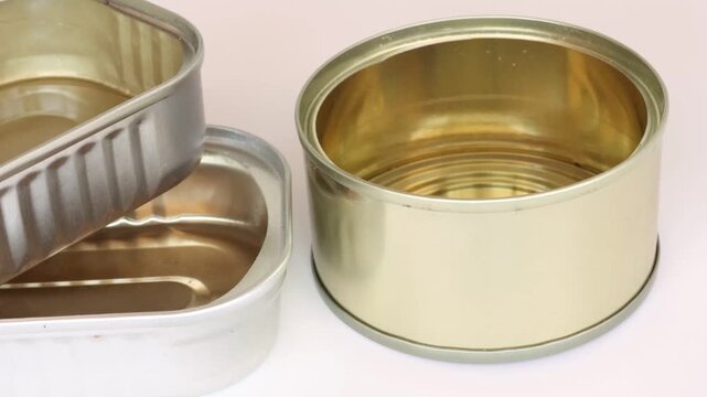 Aluminum cans, ideal for canned vegetables and fish.