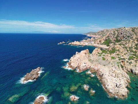 Sardynia - Włochy
Costa Paradiso i plaża Cala li Cossi zdjęcie wykonane dronem z powierza. turskusowa woda, niesamowite kształty i kolor skał, piękna plaża