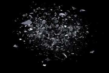Obraz premium Pile of broken glass shards scattered on a dark surface
